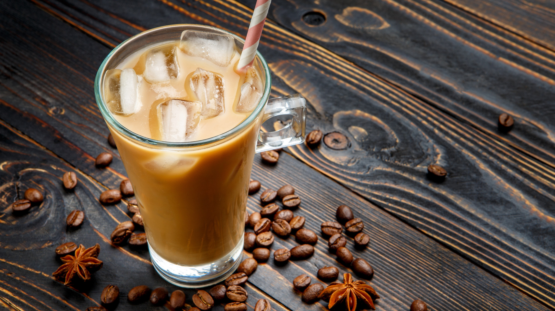 Cold-Brew-Kaffee und Guarana-Trinkjoghurt