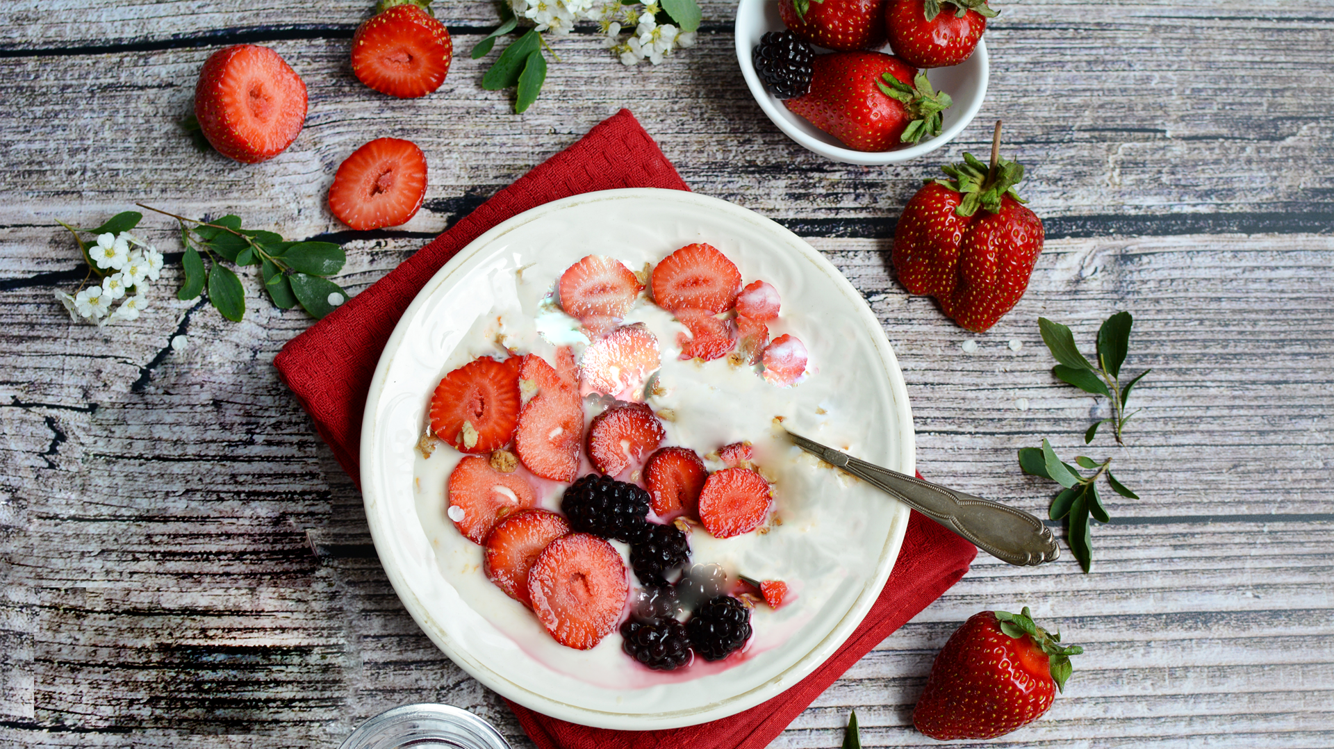 Strawberry and blackberry spoonable yogurt with caffeine, vitamin B2, B5, B6, B12, and taurine